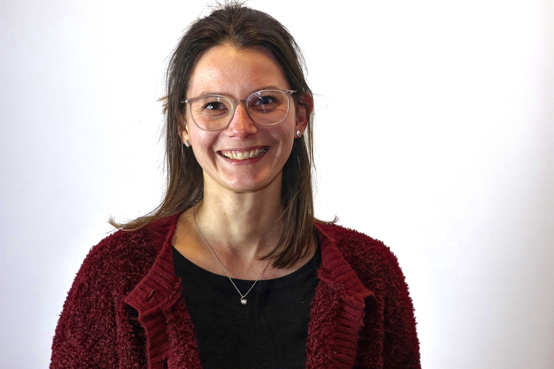 Eine junge Frau mit Brille und dunklen Haaren