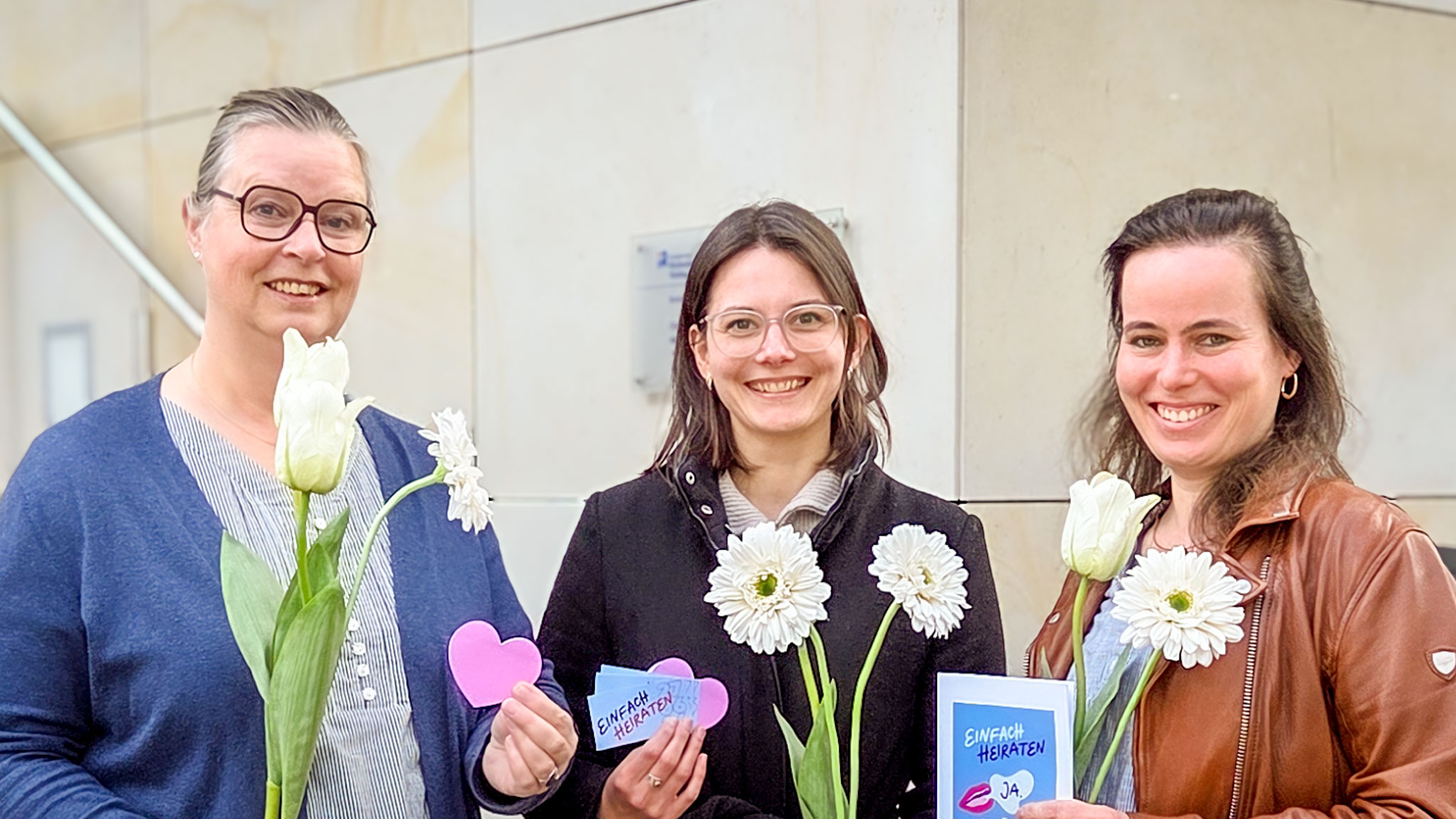 Drei Frauen mit Blumen