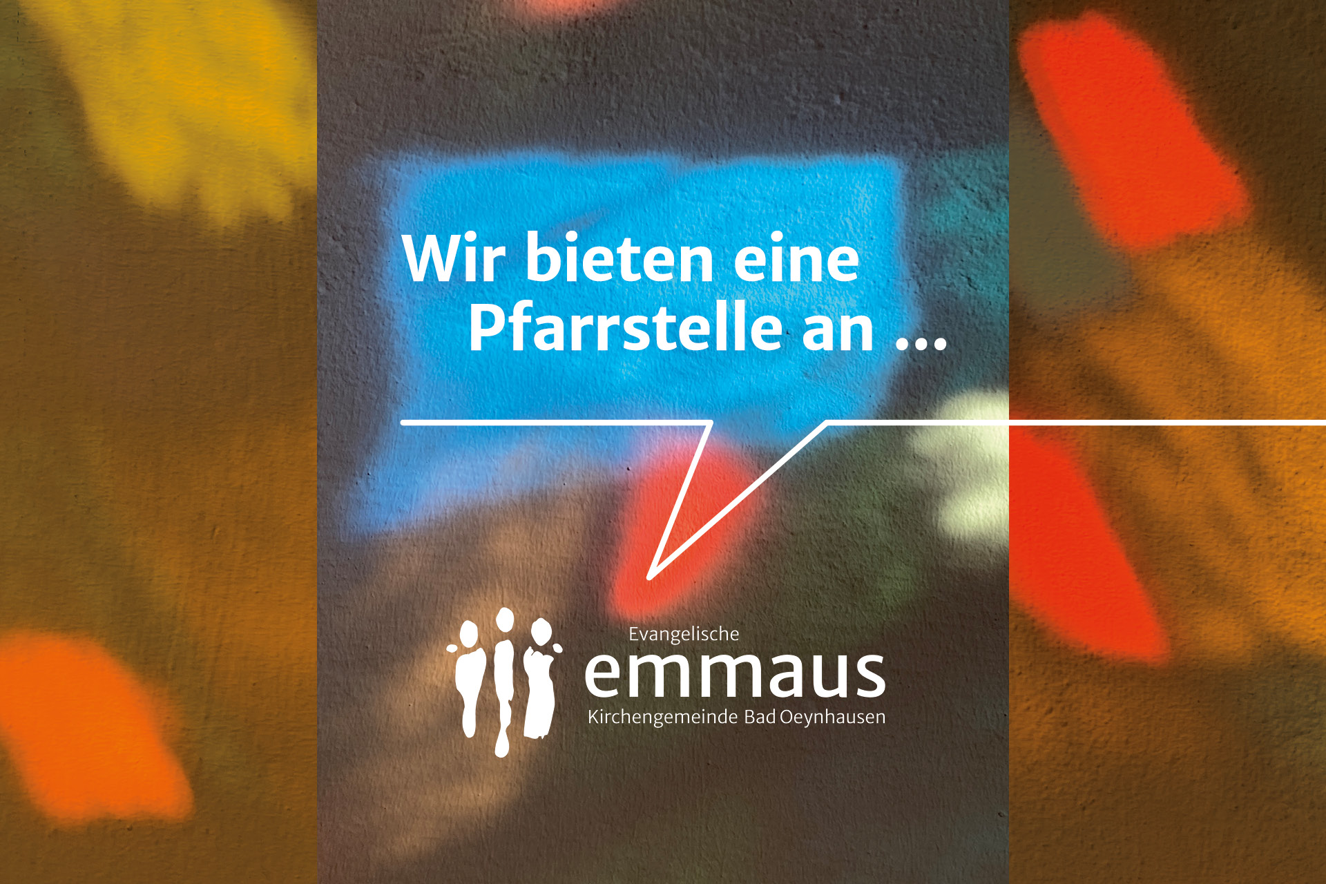 Farbige Reflektionen an einer Wand, darauf ein Farbfeld mit dem Text 'Wir bieten eine Pfarrstelle an'