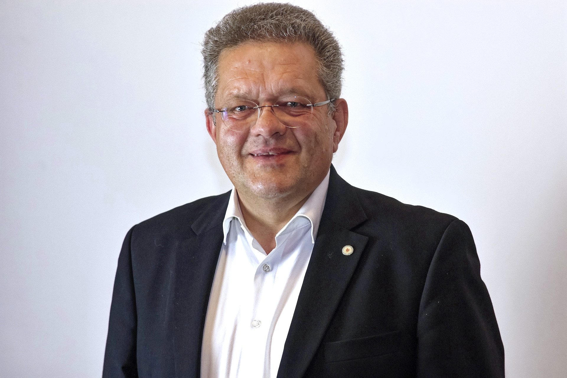 Ein Mann mit Brille und dunklem Anzug