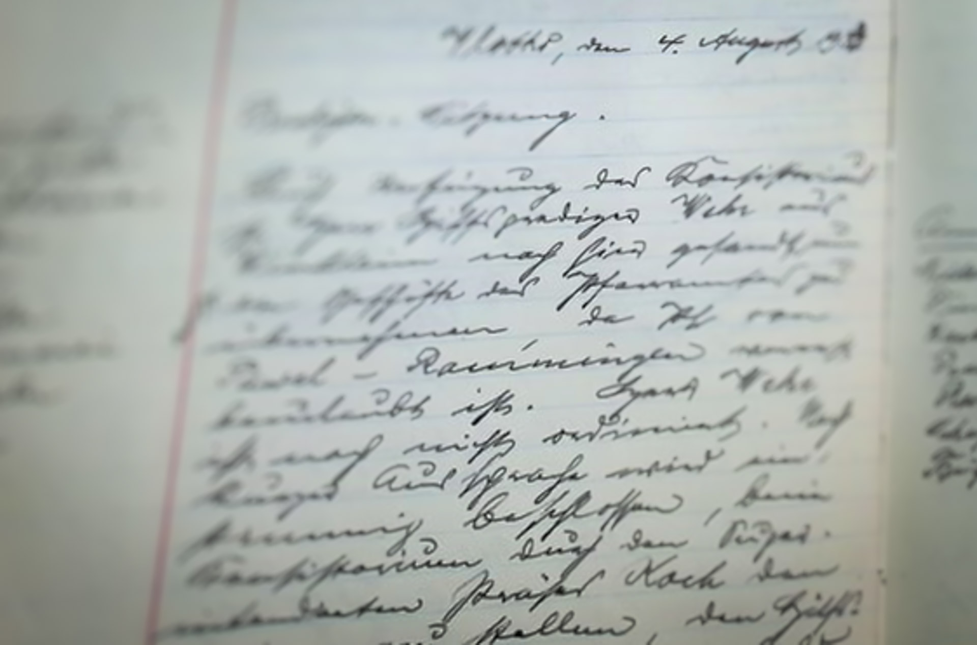 Ein Auszug aus einem alten handschriftlichen Protokollbuch in Nahaufnahme